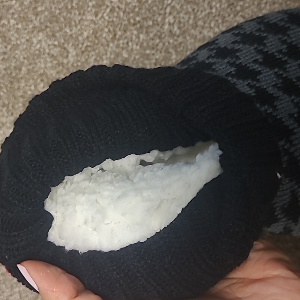 NWT Sherpa Lined Black and Gray Knit Slippers - Picture 6 of 9